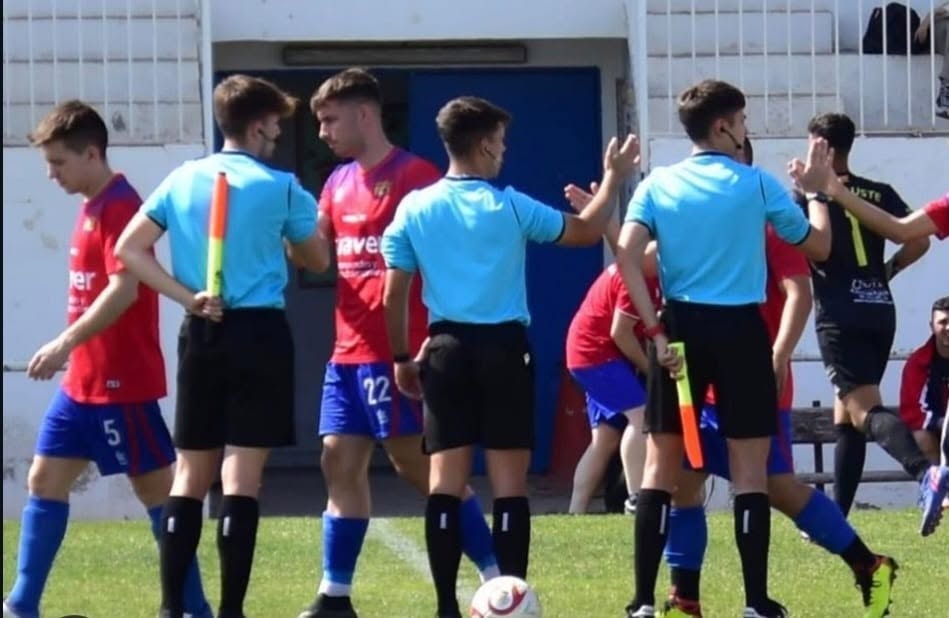 Árbitros aragoneses saludando a los futbolistas antes de un partido