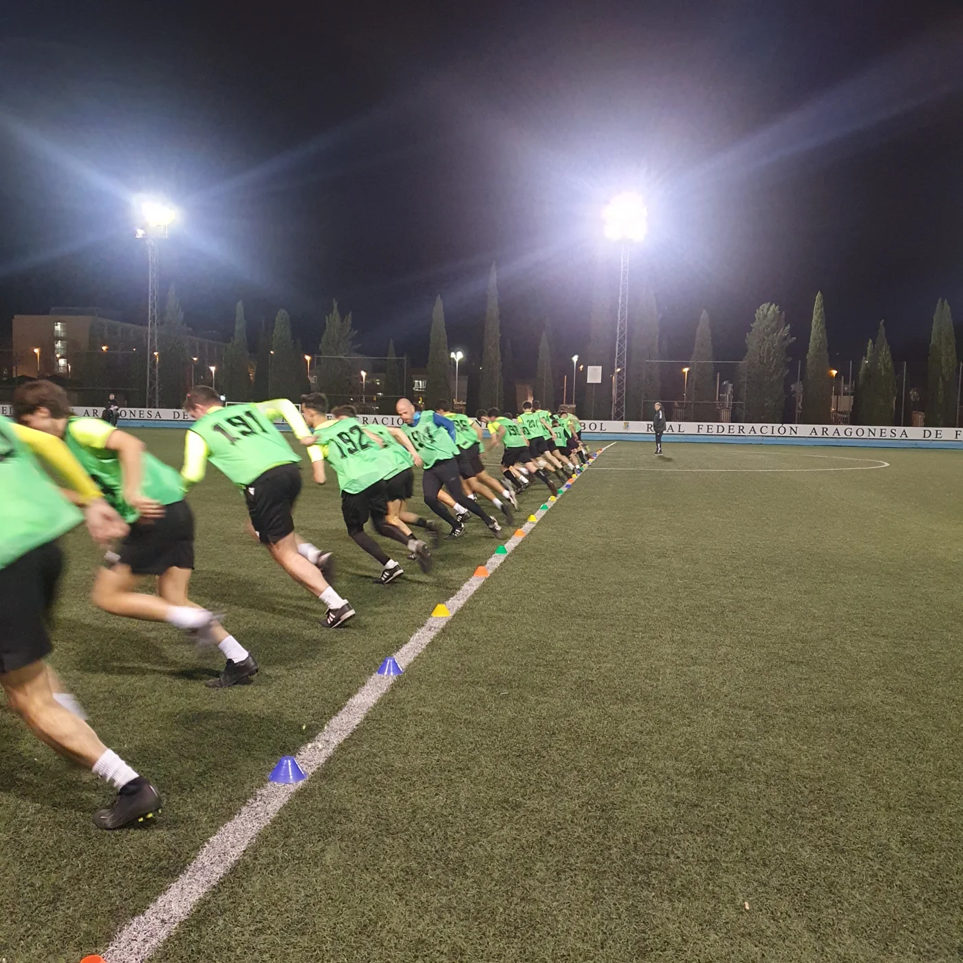 Árbitros realizando pruebas físicas en un campo de fútbol